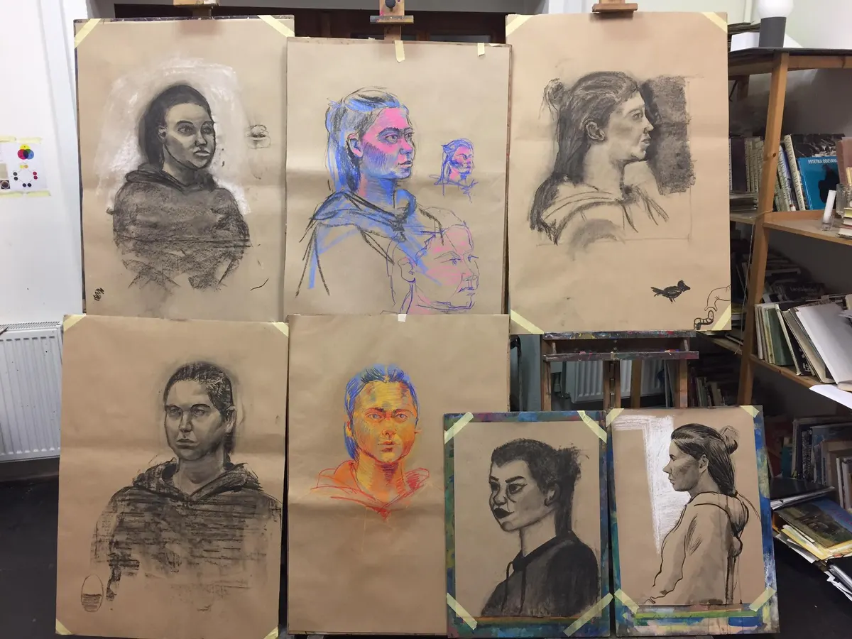 kresba portrétu, uhel, suchý pastel